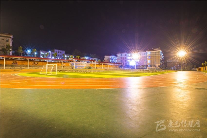 九龍灣壩寄宿制學(xué)?！白兡樣洝? onload=