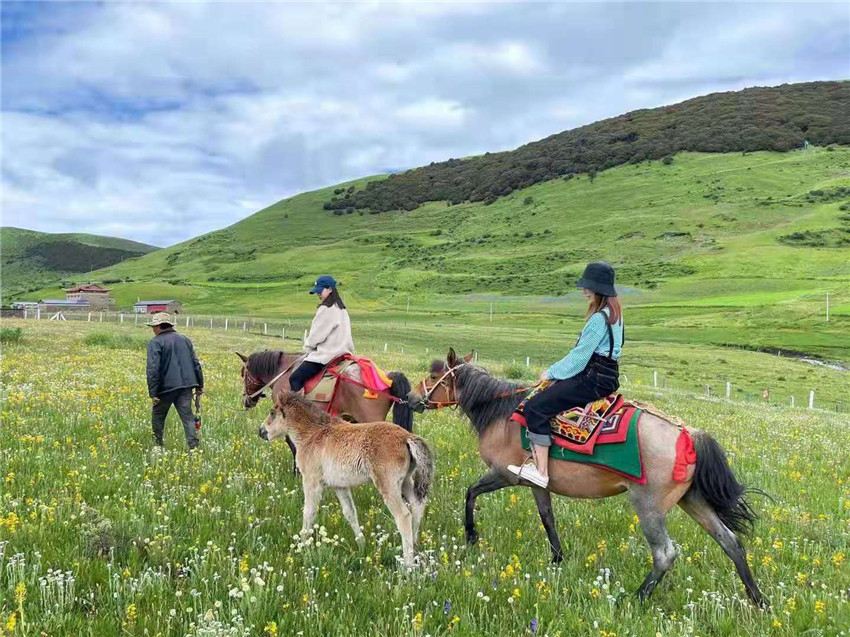 游客在祝?；êｓw驗騎馬  任剛.jpg