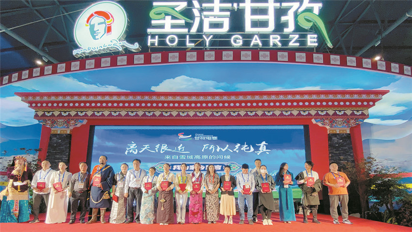 頒發(fā)榮譽(yù).jpg 頒發(fā)榮譽(yù).jpg