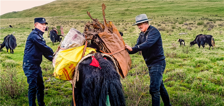 民警護送.jpg 民警護送.jpg