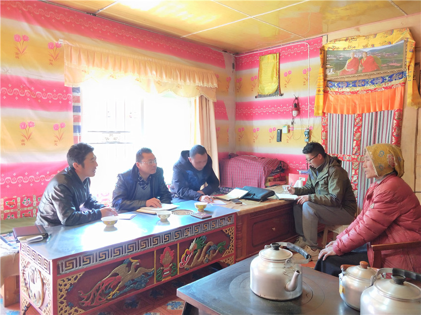 與村民座談.jpg 與村民座談.jpg