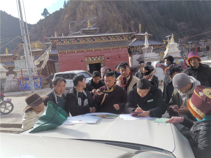 別樣的汽車銀行很接地氣，農(nóng)行德格縣支行開展農(nóng)戶信息建檔，現(xiàn)場為百姓開展金融服務(wù)。.jpg