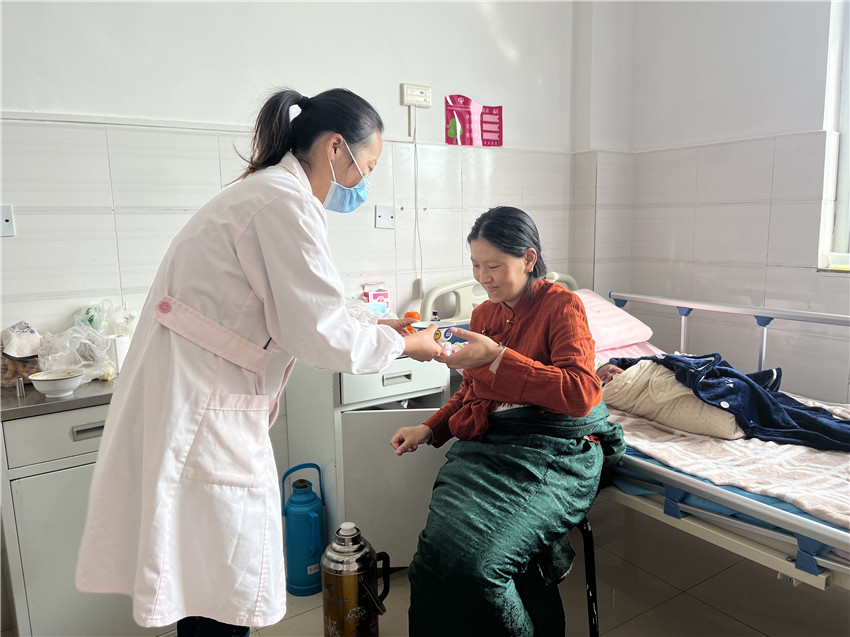 圖為護(hù)士1111.jpg 圖為護(hù)士1111.jpg