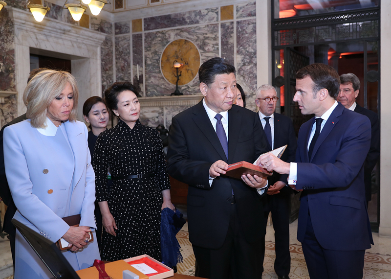2019年3月24日，習(xí)近平在法國(guó)尼斯會(huì)見法國(guó)總統(tǒng)馬克龍。會(huì)見前，馬克龍向習(xí)近平贈(zèng)送1688年法國(guó)出版的首部《論語(yǔ)導(dǎo)讀》法文版原著。