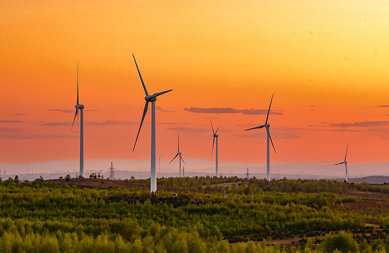 2023年5月23日清晨拍攝的內(nèi)蒙古興安盟烏蘭浩特市呼和馬場風(fēng)力光伏發(fā)電場內(nèi)的風(fēng)機(jī)。