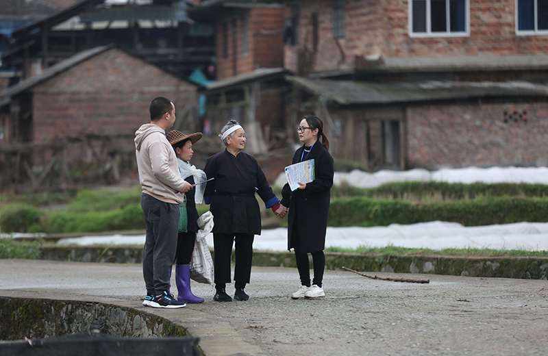 2022年3月24日，在廣西柳州市三江侗族自治縣良口鄉(xiāng)南寨村，紀(jì)檢監(jiān)察干部（右一、左一）在了解惠農(nóng)政策落實(shí)情況。