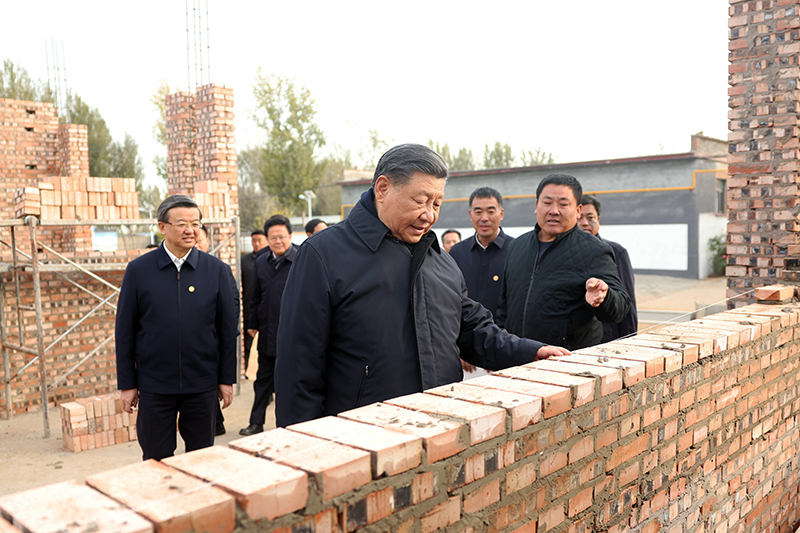 2023年11月10日，習(xí)近平總書記在河北保定涿州市刁窩鎮(zhèn)萬全莊村房屋重建施工現(xiàn)場(chǎng)考察。