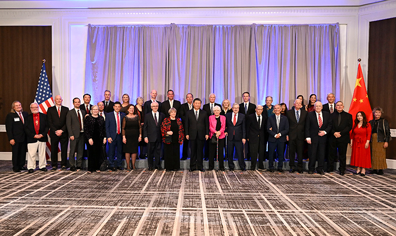 這是美國(guó)友好團(tuán)體聯(lián)合歡迎宴會(huì)開始前，習(xí)近平主席會(huì)見(jiàn)飛虎隊(duì)和史迪威將軍后人、鼓嶺、艾奧瓦州、華盛頓州等方面友好人士代表，同他們親切交談并合影留念。