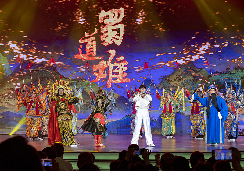 2023年10月13日，成都，“把青春華章寫在祖國(guó)大地上”大思政課網(wǎng)絡(luò)主題宣傳和互動(dòng)引導(dǎo)活動(dòng)在四川大學(xué)舉行。