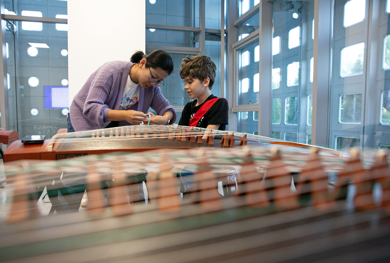 4月29日，在塞爾維亞貝爾格萊德中國(guó)文化中心，古箏指導(dǎo)老師王宣（左）在教學(xué)。新華社記者 李京 攝