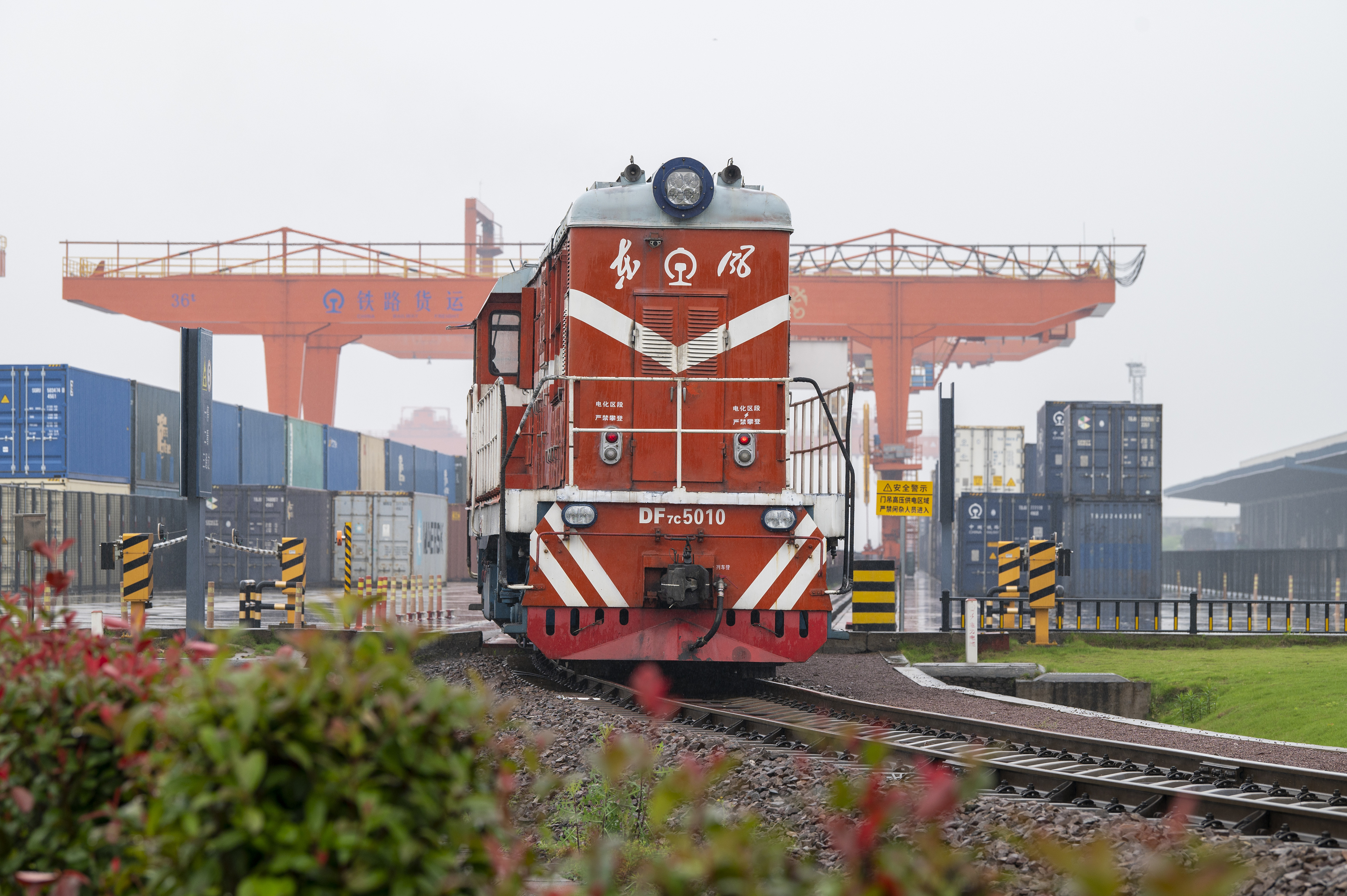 2024年5月5日，“五一”假期最后一天。在浙江省金華市金東區(qū)鐵路金華南站，一列滿載110標(biāo)箱的中歐班列緩緩啟程駛往匈牙利。