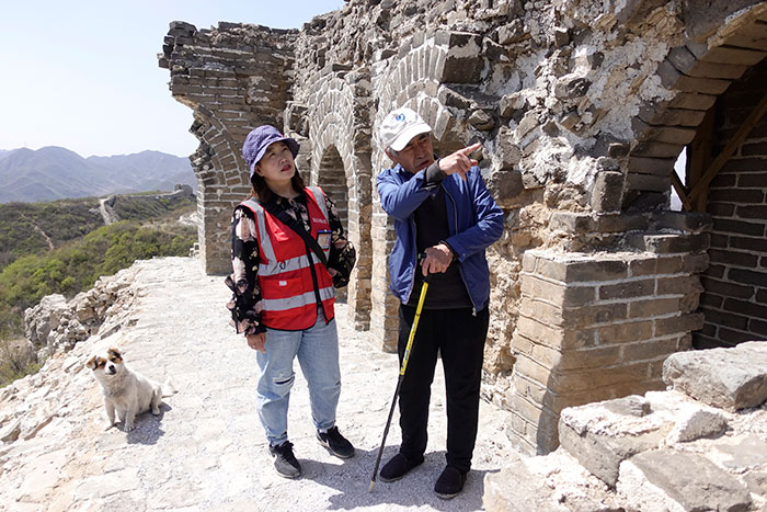 在明長城遺址上，梅景田給外甥女劉紅巖講述長城故事。