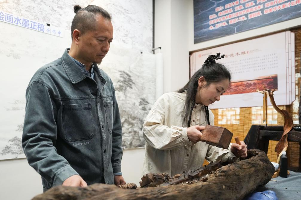 潘能輝和妻子胡美華在湖南常德河街展示木雕。新華社記者 薛宇舸 攝