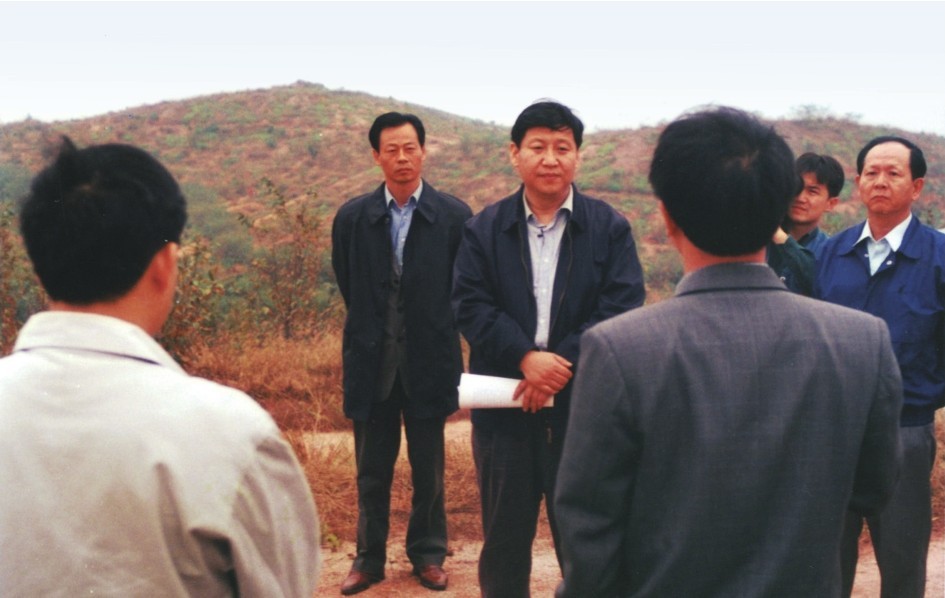 1999年11月，習(xí)近平在龍巖市長(zhǎng)汀縣河田水土流失治理區(qū)調(diào)研。圖源：《習(xí)近平在福建（下）》