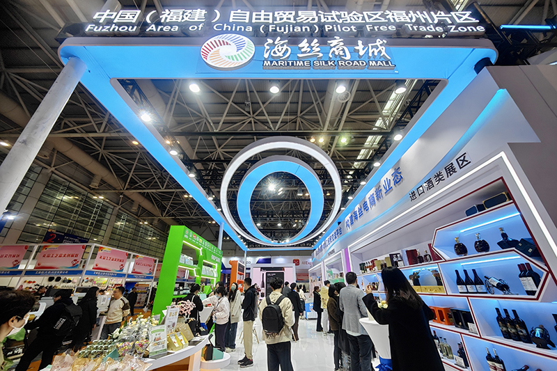 2024年3月18日，第四屆中國跨境電商交易會在福建福州開幕。展會聚焦“鏈接跨境全流域 共建電商新生態(tài)”，集聚全國80余個外貿產業(yè)帶的上千家供應鏈企業(yè)。