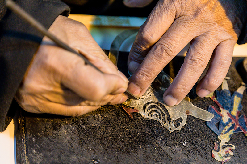 皮影非遺傳承人正在制作皮影。