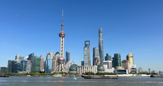 沿蘇州河遠(yuǎn)眺陸家嘴城市建筑群。人民網(wǎng) 馬作鵬 攝