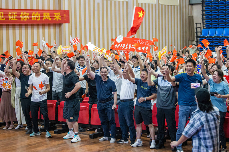 北京時間7月27日，2024年巴黎奧運會首個比賽日，在射擊10米氣步槍混合團體比賽中，中國選手黃雨婷/盛李豪獲得金牌。圖為黃雨婷的母校師生們通過收看奧運直播的方式為她加油助威。