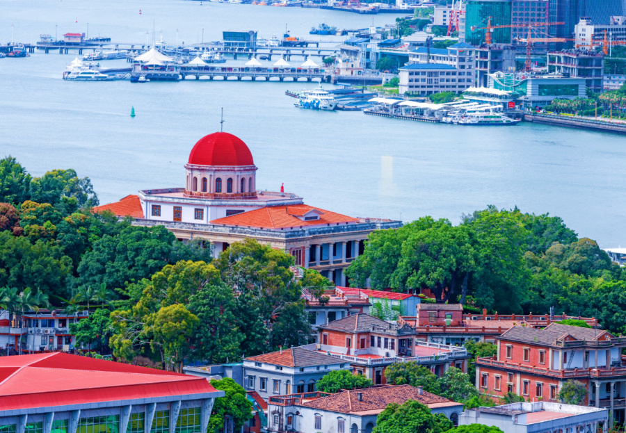 鼓浪嶼素有“萬(wàn)國(guó)建筑博物館”的美譽(yù)，八卦樓作為全國(guó)重點(diǎn)文物保護(hù)單位，是鼓浪嶼世界文化遺產(chǎn)核心要素之一。楊勁堅(jiān) 攝